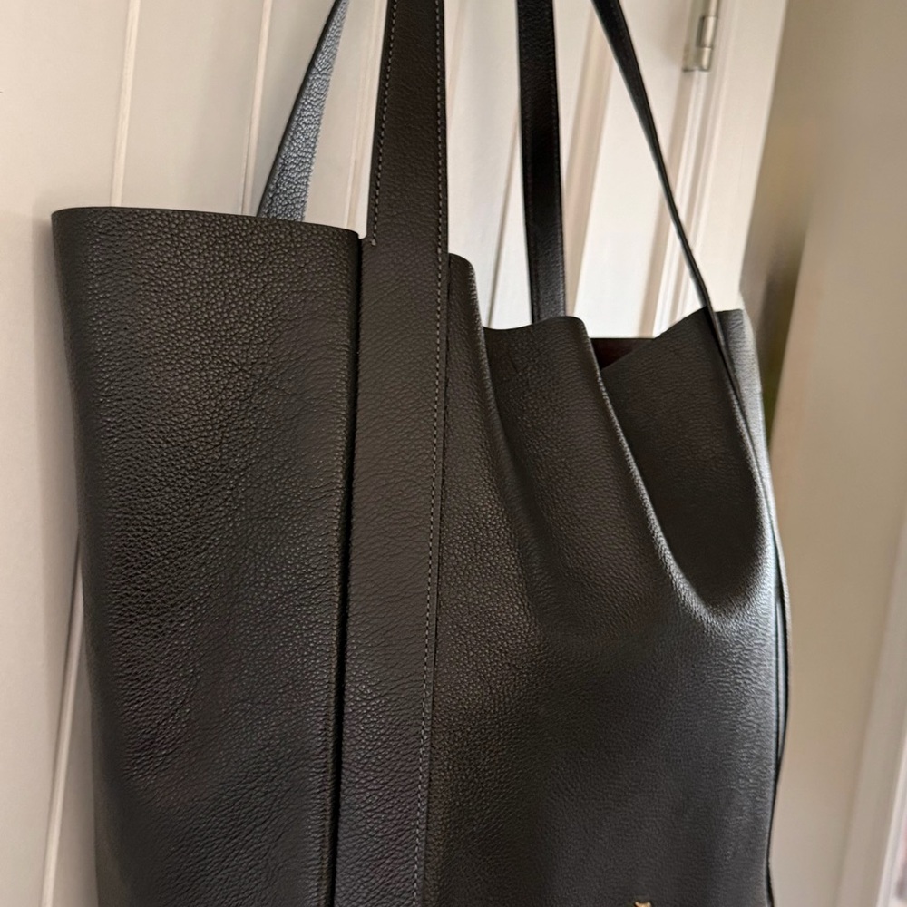 Coach Hadley - Picture 3 of 16